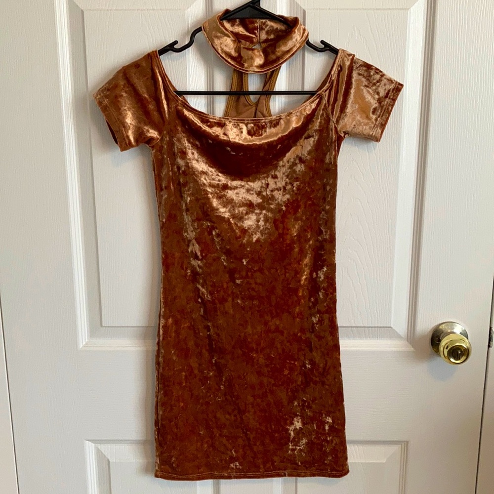Off shoulder crushed velvet faux collar bodycon